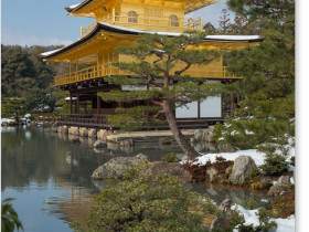京都　雪の金閣寺